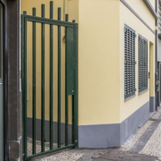 Portão de segurança no Beco do Meireles