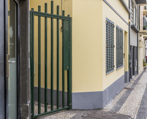 Portão de segurança no Beco do Meireles