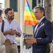 Bandeira arco-íris hasteada nos Paços do Concelho