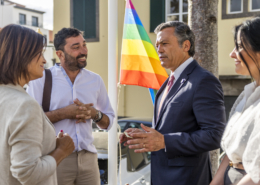 Bandeira arco-íris hasteada nos Paços do Concelho