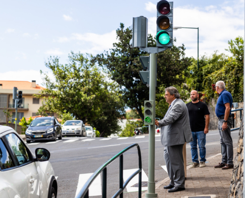 Semáforos no cruzamento do Caminho das Virtudes, Avenida D. Teodoro Faria e Avenida Sá Carneiro