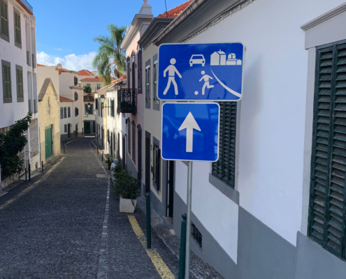 Zona de coexistência na Rua de Santa Maria