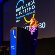 Taxa Turística no Funchal: Cristina Pedra diz que a medida vai “aumentar” a “qualidade” das infraestruturas e serviços municipais Na abertura do 34º Congresso Nacional de Hotelaria e Turismo, que decorre até sexta-feira, no Centro de Congressos da Madeira, a presidente da Câmara Municipal do Funchal, Cristina Pedra, esclareceu que a aplicação da Taxa Turística pelo Município do Funchal, em 2024, tem por objetivo “mitigar” os efeitos sociais e/ou ambientais, causados pelas atividades turísticas na atividade do concelho, garantindo que a mesma deve ser aplicada com” proporcionalidade” e “equilíbrio”. Cristina Pedra sublinha que a “Taxa” não é um imposto, pelo que, existirá uma relação “sinalagmática” entre o valor arrecadado e o fim a que se destina. A autarca acredita que a existência desta medida, a ser repercutida nas infraestruturas públicas municipais e nos serviços prestados pelo município, será um meio do Município do Funchal aumentar a qualidade das infraestruturas e serviços municipais à própria comunidade turística. “Não é justo nem razoável pedir aos munícipes que suportem a totalidade destes custos, pois não são eles exclusivos beneficiários”, realçou. A presidente da CMF lembrou que por todo o mundo, o critério utilizado para cobrança desta taxa são as dormidas. Nesse sentido, é lógico que seja o Funchal a arrecadar a maior fatia da receita, dado que é na capital da Região Autónoma da Madeira que se encontra a maioria dos estabelecimentos hoteleiros. É também no Funchal que existe a maior pressão sobre todas as infraestruturas públicas, desde a rede de água potável ao saneamento básico, das estradas aos equipamentos culturais e de lazer, e é também no Funchal que se encontra a maioria de equipamentos regionais ligados à cultura e a cidade que mais investe em atividades culturais, sendo que o investimento representa já 6 milhões de euros do Orçamento Municipal para 2024. É neste contexto que considera “justo que o turista contribua para compensar os impactos, contribuição essa que não deve prejudicar a competitividade do Turismo”. A autarca recordou que a Lei 73/2013 é clara quando consagra que compete às autoridades locais a afetação, a definição e aplicação da taxa turística. Contudo, considera fundamental existir cooperação entre os privados e o sector publico. Nesse sentido, revelou que o executivo municipal tem vindo a promover reuniões com as entidades privadas e públicas, lembrando que ainda ontem efetuou uma auscultação ao tecido empresarial, através da ACIF, sobre a forma de aplicar a Taxa Turística. “Não menos importante”, frisou Cristina Pedra, “é a fase de consulta pública que a CMF irá promover, o que proporcionará ao cidadão e a qualquer entidade, a possibilidade de contribuir com reflexões e sugestões que serão devidamente ponderadas”. Cristina Pedra finalizou o discurso lançando um desafio face à “preocupação que algumas figuras com responsabilidade turística nacional evidenciaram com a aplicação desta taxa na Madeira, atitude que, embora sendo legítima, não tiveram relativamente a Lisboa, Porto ou outras cidades do país. Desafio, pois, os defensores dessa medida a pedirem ao Governo da República a criação de uma taxa nacional e a dizerem aos municípios, nomeadamente Lisboa e Porto, que vão abdicar das suas receitas em favor do Orçamento de Estado”.