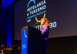 Taxa Turística no Funchal: Cristina Pedra diz que a medida vai “aumentar” a “qualidade” das infraestruturas e serviços municipais Na abertura do 34º Congresso Nacional de Hotelaria e Turismo, que decorre até sexta-feira, no Centro de Congressos da Madeira, a presidente da Câmara Municipal do Funchal, Cristina Pedra, esclareceu que a aplicação da Taxa Turística pelo Município do Funchal, em 2024, tem por objetivo “mitigar” os efeitos sociais e/ou ambientais, causados pelas atividades turísticas na atividade do concelho, garantindo que a mesma deve ser aplicada com” proporcionalidade” e “equilíbrio”. Cristina Pedra sublinha que a “Taxa” não é um imposto, pelo que, existirá uma relação “sinalagmática” entre o valor arrecadado e o fim a que se destina. A autarca acredita que a existência desta medida, a ser repercutida nas infraestruturas públicas municipais e nos serviços prestados pelo município, será um meio do Município do Funchal aumentar a qualidade das infraestruturas e serviços municipais à própria comunidade turística. “Não é justo nem razoável pedir aos munícipes que suportem a totalidade destes custos, pois não são eles exclusivos beneficiários”, realçou. A presidente da CMF lembrou que por todo o mundo, o critério utilizado para cobrança desta taxa são as dormidas. Nesse sentido, é lógico que seja o Funchal a arrecadar a maior fatia da receita, dado que é na capital da Região Autónoma da Madeira que se encontra a maioria dos estabelecimentos hoteleiros. É também no Funchal que existe a maior pressão sobre todas as infraestruturas públicas, desde a rede de água potável ao saneamento básico, das estradas aos equipamentos culturais e de lazer, e é também no Funchal que se encontra a maioria de equipamentos regionais ligados à cultura e a cidade que mais investe em atividades culturais, sendo que o investimento representa já 6 milhões de euros do Orçamento Municipal para 2024. É neste contexto que considera “justo que o turista contribua para compensar os impactos, contribuição essa que não deve prejudicar a competitividade do Turismo”. A autarca recordou que a Lei 73/2013 é clara quando consagra que compete às autoridades locais a afetação, a definição e aplicação da taxa turística. Contudo, considera fundamental existir cooperação entre os privados e o sector publico. Nesse sentido, revelou que o executivo municipal tem vindo a promover reuniões com as entidades privadas e públicas, lembrando que ainda ontem efetuou uma auscultação ao tecido empresarial, através da ACIF, sobre a forma de aplicar a Taxa Turística. “Não menos importante”, frisou Cristina Pedra, “é a fase de consulta pública que a CMF irá promover, o que proporcionará ao cidadão e a qualquer entidade, a possibilidade de contribuir com reflexões e sugestões que serão devidamente ponderadas”. Cristina Pedra finalizou o discurso lançando um desafio face à “preocupação que algumas figuras com responsabilidade turística nacional evidenciaram com a aplicação desta taxa na Madeira, atitude que, embora sendo legítima, não tiveram relativamente a Lisboa, Porto ou outras cidades do país. Desafio, pois, os defensores dessa medida a pedirem ao Governo da República a criação de uma taxa nacional e a dizerem aos municípios, nomeadamente Lisboa e Porto, que vão abdicar das suas receitas em favor do Orçamento de Estado”.