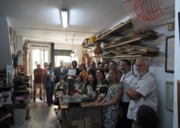 Cristina Pedra destaca mais uma promessa cumprida: Oficina de Cordofones do Lardo de São paulo recebeu hoje duas placas, uma de identificação e outra de pertença ao Inventário Nacional de Património Cultural