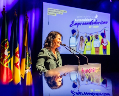 Abertura do Seminário de Autocuidado e Empreendedorismo: Helena Leal salienta a importância do bem-estar e resiliência na comunidade educativa do Funchal