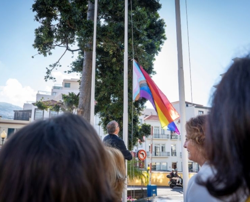 Bandeira arco-íris hasteada nos Paços do Concelho